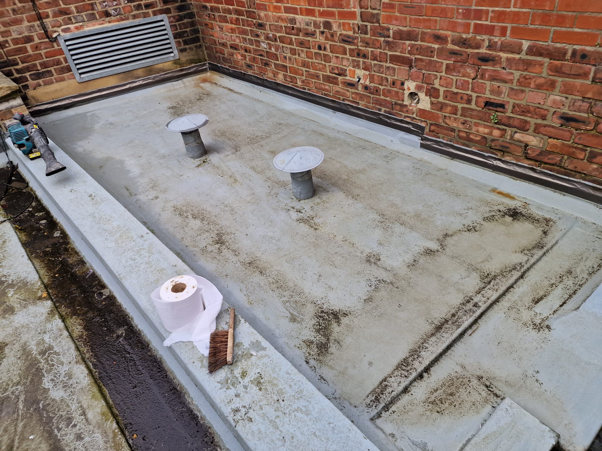 Flat roof surface with outlets and a visible membrane